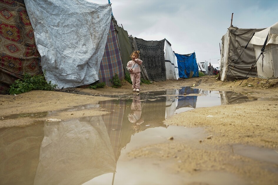 غزة - أمطار غزيرة تُغرق الطرقات وخيام النازحين الفلسطينيين