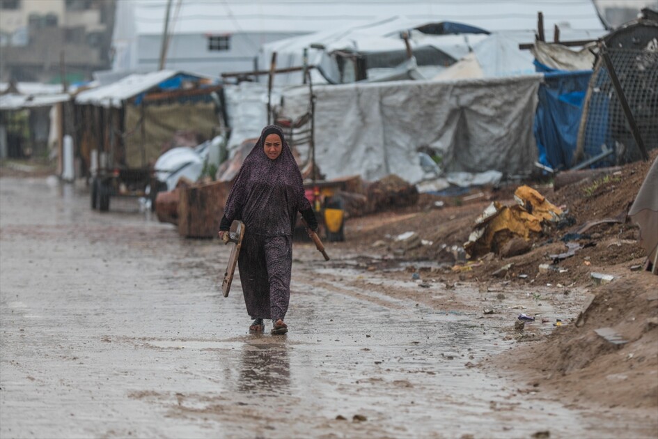 غزة - أمطار غزيرة تُغرق الطرقات وخيام النازحين الفلسطينيين