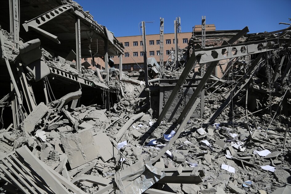 AA ekibi, ABD-İsrail'in hedef aldığı Tahran'daki Şerif Teknoloji Üniversitesi'ni görüntüledi