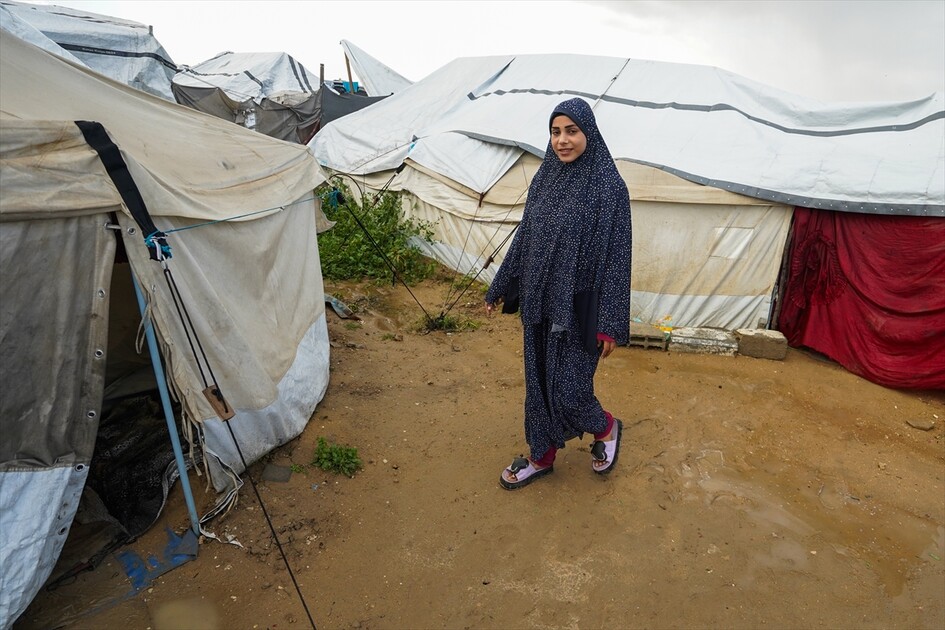 غزة - أمطار غزيرة تُغرق الطرقات وخيام النازحين الفلسطينيين