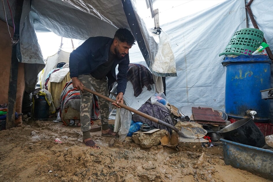 غزة - أمطار غزيرة تُغرق الطرقات وخيام النازحين الفلسطينيين