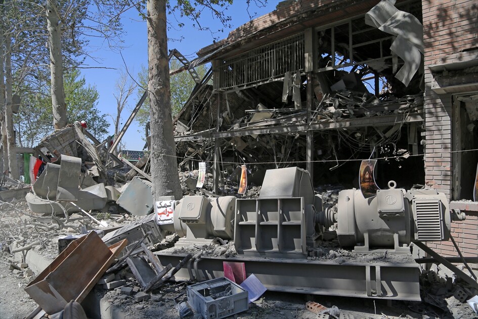 AA ekibi, ABD-İsrail'in hedef aldığı Tahran'daki Şerif Teknoloji Üniversitesi'ni görüntüledi