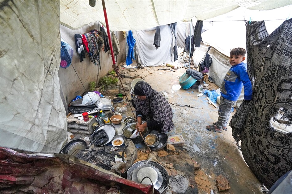 غزة - أمطار غزيرة تُغرق الطرقات وخيام النازحين الفلسطينيين