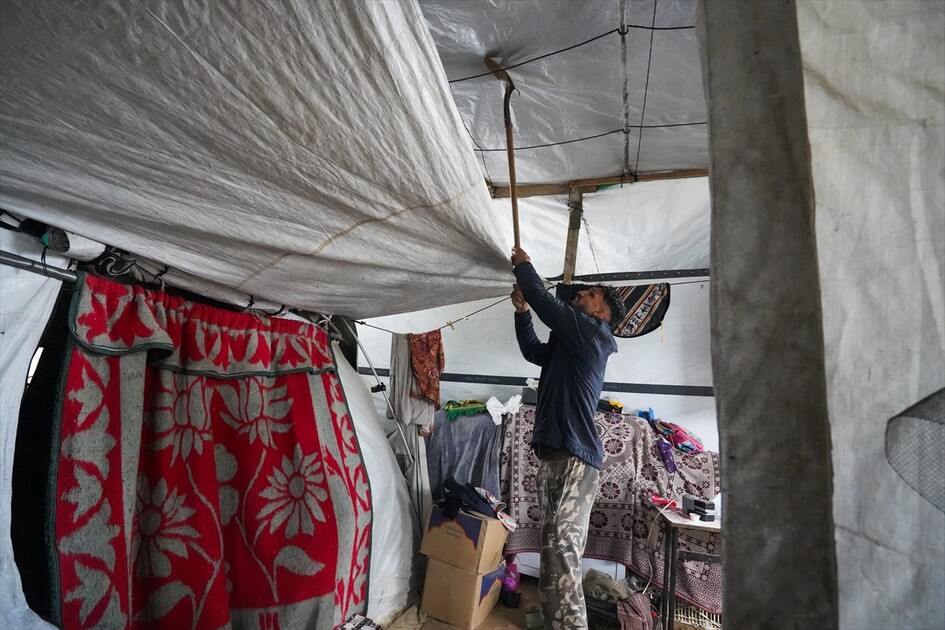 غزة - أمطار غزيرة تُغرق الطرقات وخيام النازحين الفلسطينيين