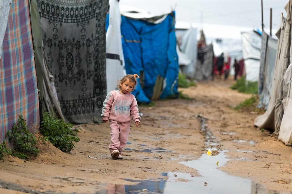 غزة - أمطار غزيرة تُغرق الطرقات وخيام النازحين الفلسطينيين