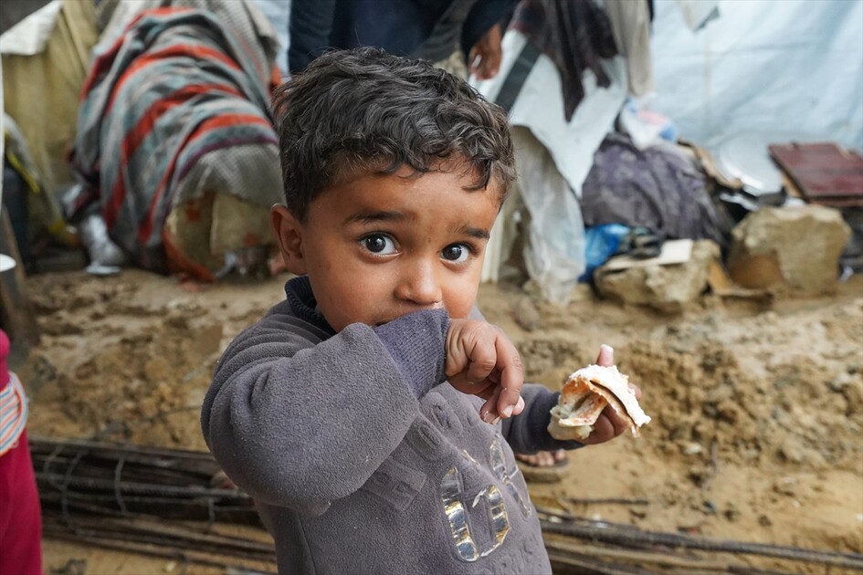 غزة - أمطار غزيرة تُغرق الطرقات وخيام النازحين الفلسطينيين