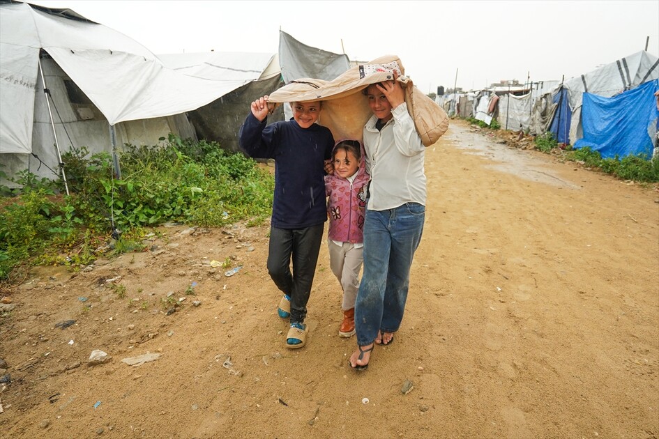 غزة - أمطار غزيرة تُغرق الطرقات وخيام النازحين الفلسطينيين