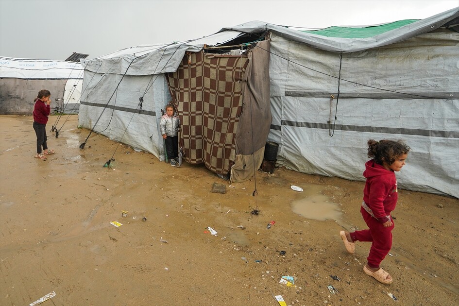 غزة - أمطار غزيرة تُغرق الطرقات وخيام النازحين الفلسطينيين