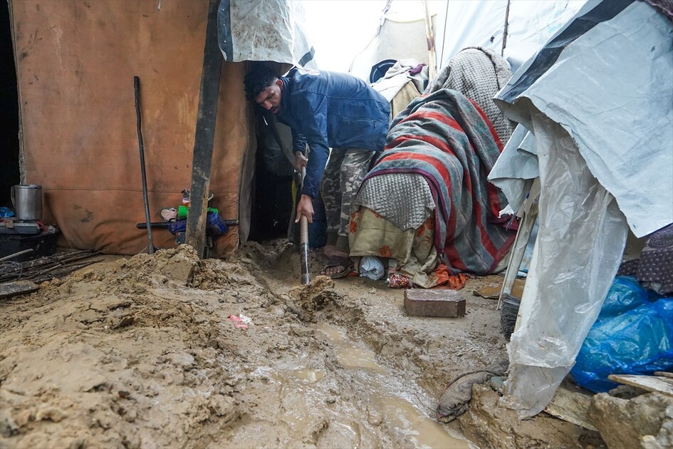 غزة - أمطار غزيرة تُغرق الطرقات وخيام النازحين الفلسطينيين