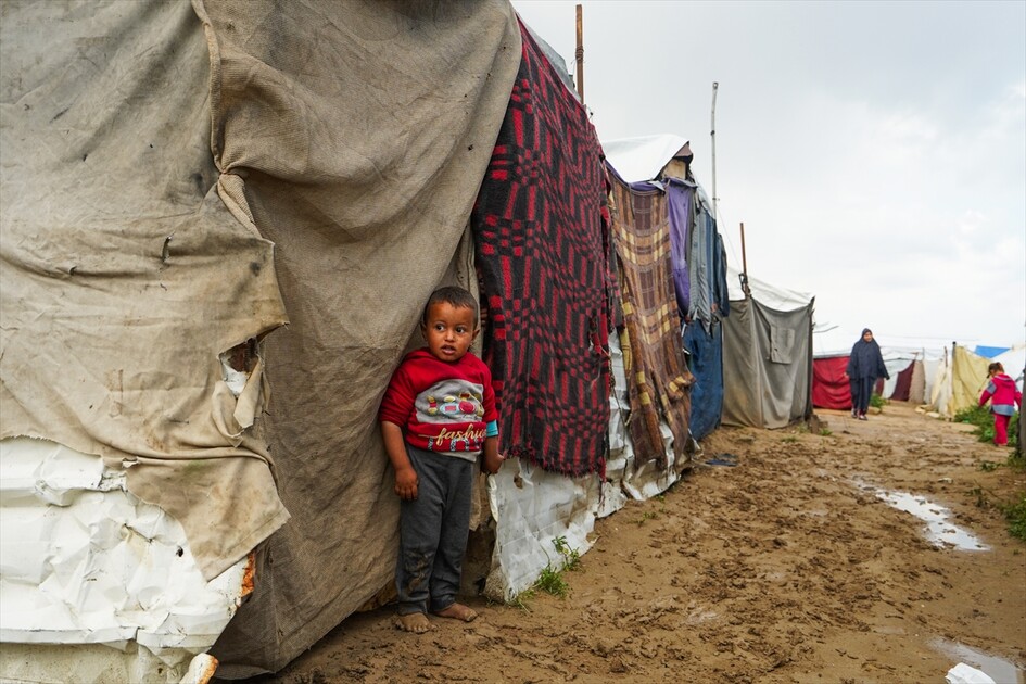 غزة - أمطار غزيرة تُغرق الطرقات وخيام النازحين الفلسطينيين