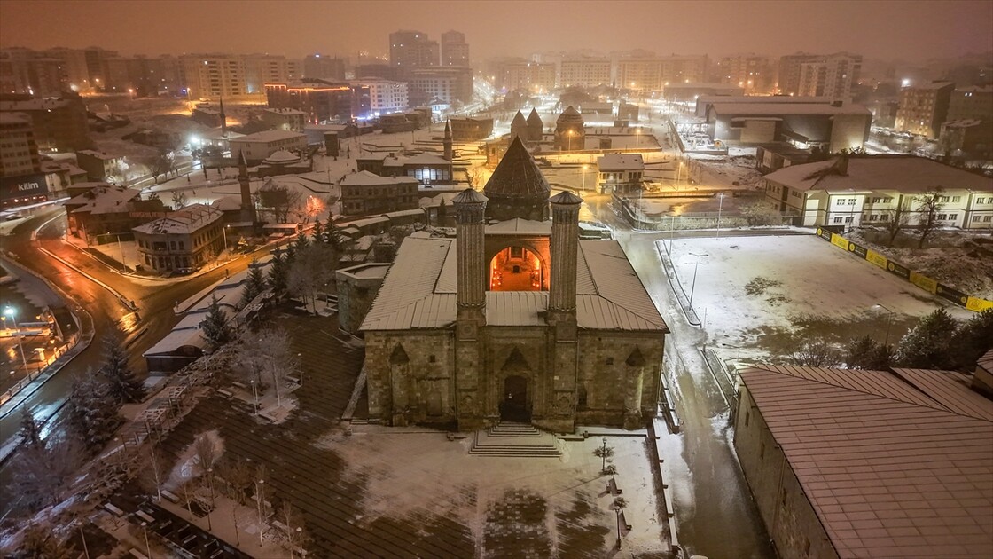 Erzurum'da kar yağışı etkili oldu