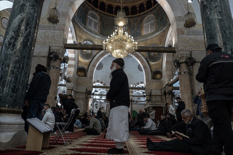 İsrail'in savaş bahanesiyle kapattığı Mescid-i Aksa, 41 gün sonra ibadete açıldı