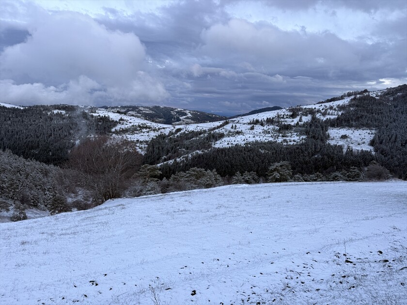 Samsun'da nisan ayında yağan kar doğayı beyaza bürüdü