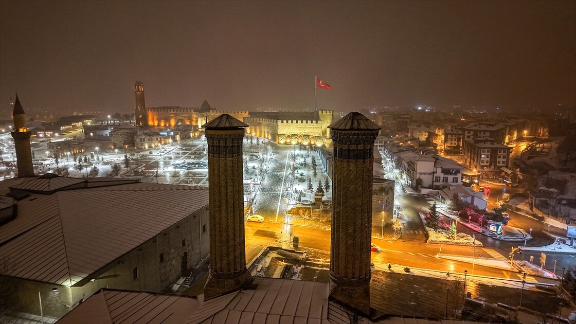 Erzurum'da kar yağışı etkili oldu