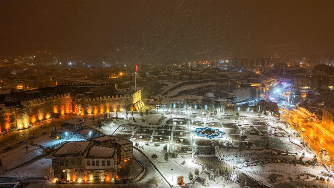 Erzurum'da kar yağışı etkili oldu