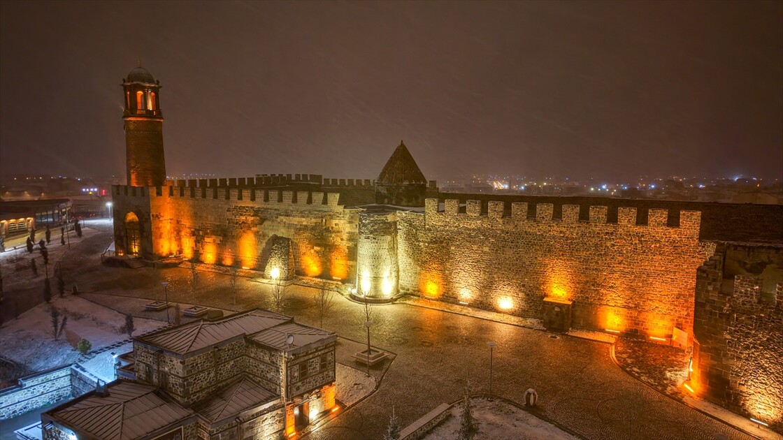 Erzurum'da kar yağışı etkili oldu