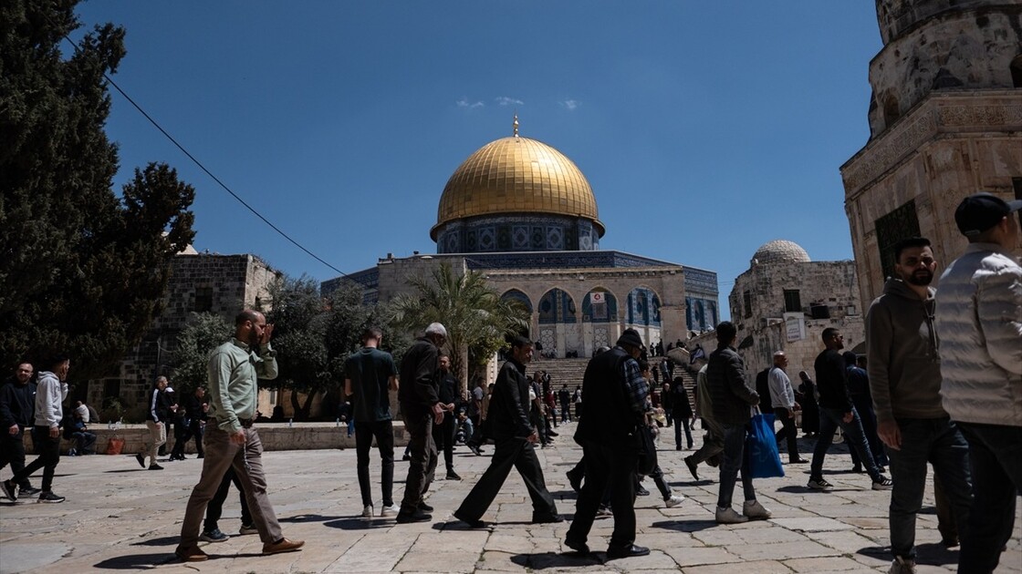 İsrail'in kısıtlamalarına rağmen Filistinliler, savaş bahanesiyle 5 haftadır kapalı olan Aksa'ya akın etti