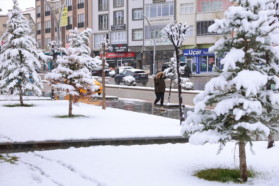 Bayburt'ta kar etkili oluyor