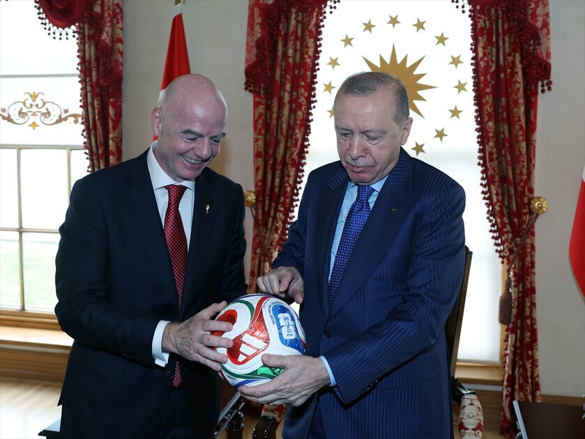 Глава FIFA подарил президенту Эрдогану именную футболку