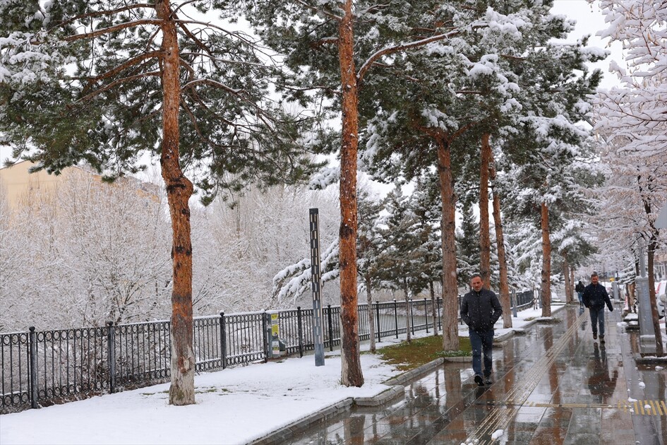 Bayburt'ta kar etkili oluyor