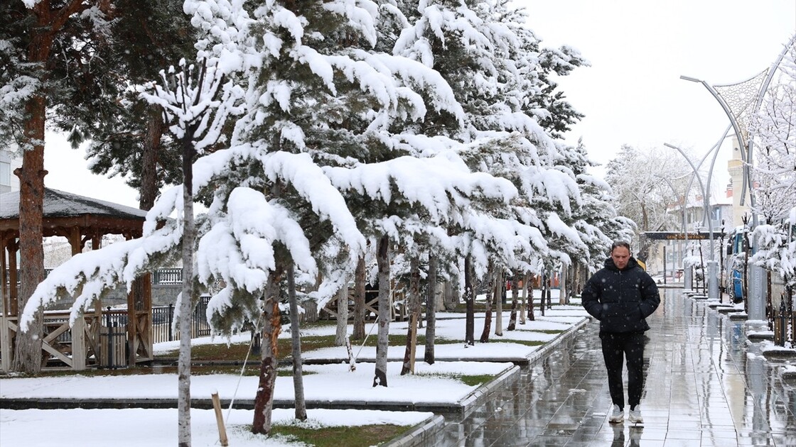 Bayburt'ta kar etkili oluyor