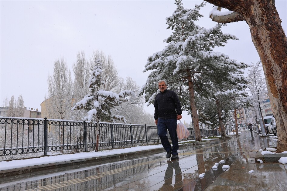 Bayburt'ta kar etkili oluyor