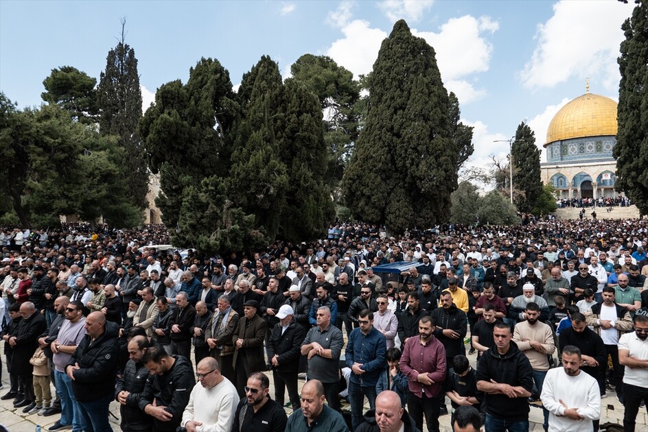 Mescid-i Aksa'nın yeniden ibadete açılmasının ardından ilk cuma namazı kılındı