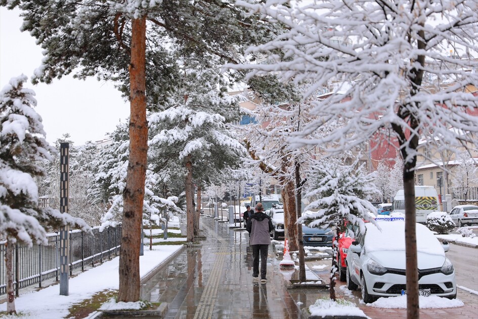 Bayburt'ta kar etkili oluyor