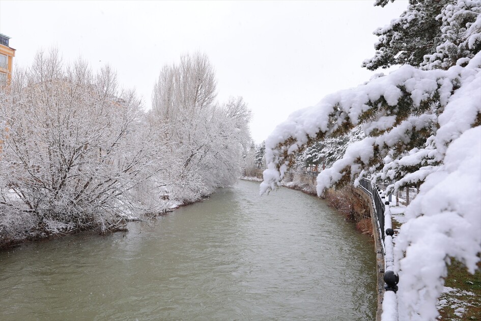Bayburt'ta kar etkili oluyor
