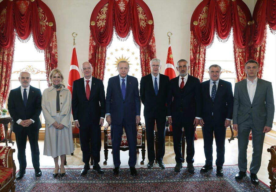 Глава FIFA подарил президенту Эрдогану именную футболку