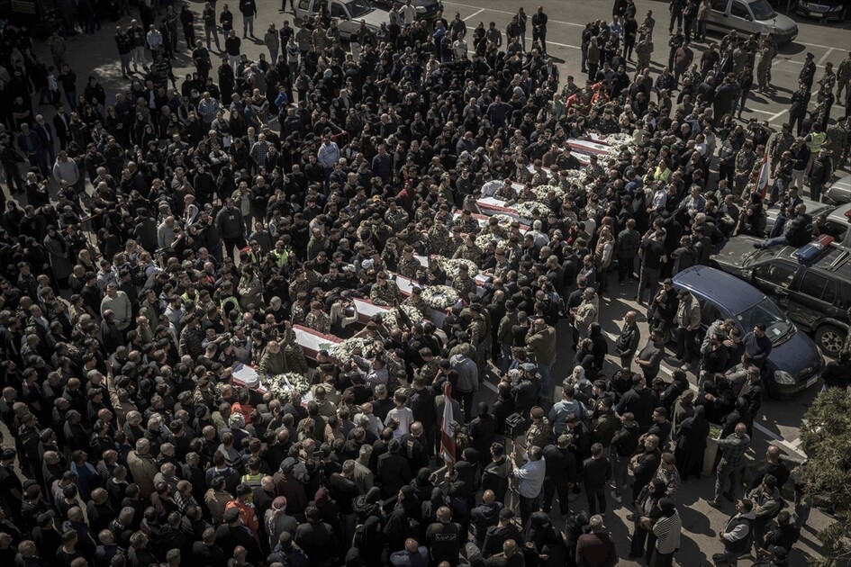 لبنان.. تشييع 13 عنصرًا أمنيًا قُتلوا في غارة إسرائيلية قرب مجمع حكومي ومقر للأمن العام
