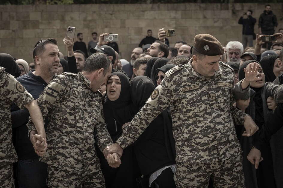 لبنان.. تشييع 13 عنصرًا أمنيًا قُتلوا في غارة إسرائيلية قرب مجمع حكومي ومقر للأمن العام