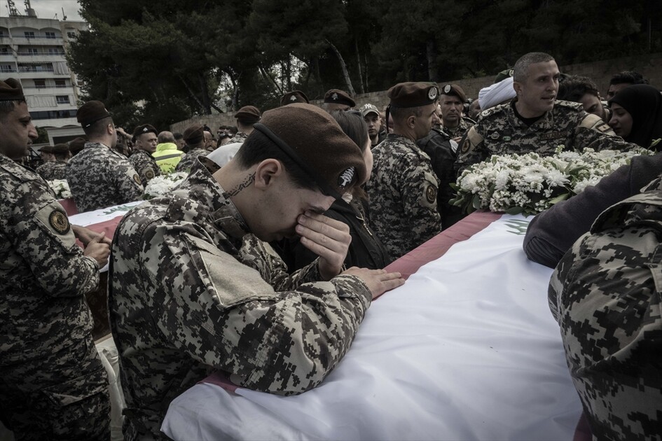 لبنان.. تشييع 13 عنصرًا أمنيًا قُتلوا في غارة إسرائيلية قرب مجمع حكومي ومقر للأمن العام