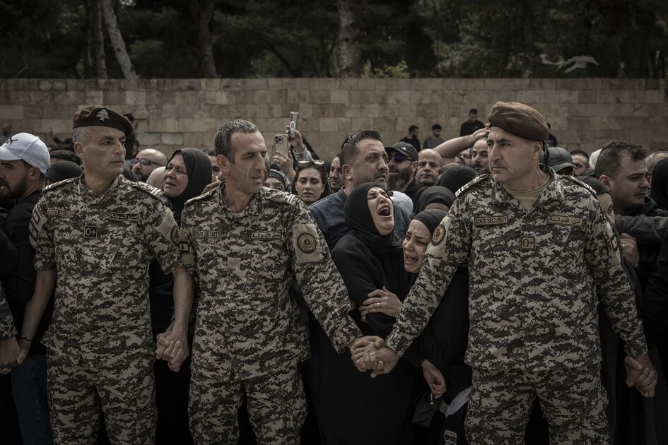 لبنان.. تشييع 13 عنصرًا أمنيًا قُتلوا في غارة إسرائيلية قرب مجمع حكومي ومقر للأمن العام