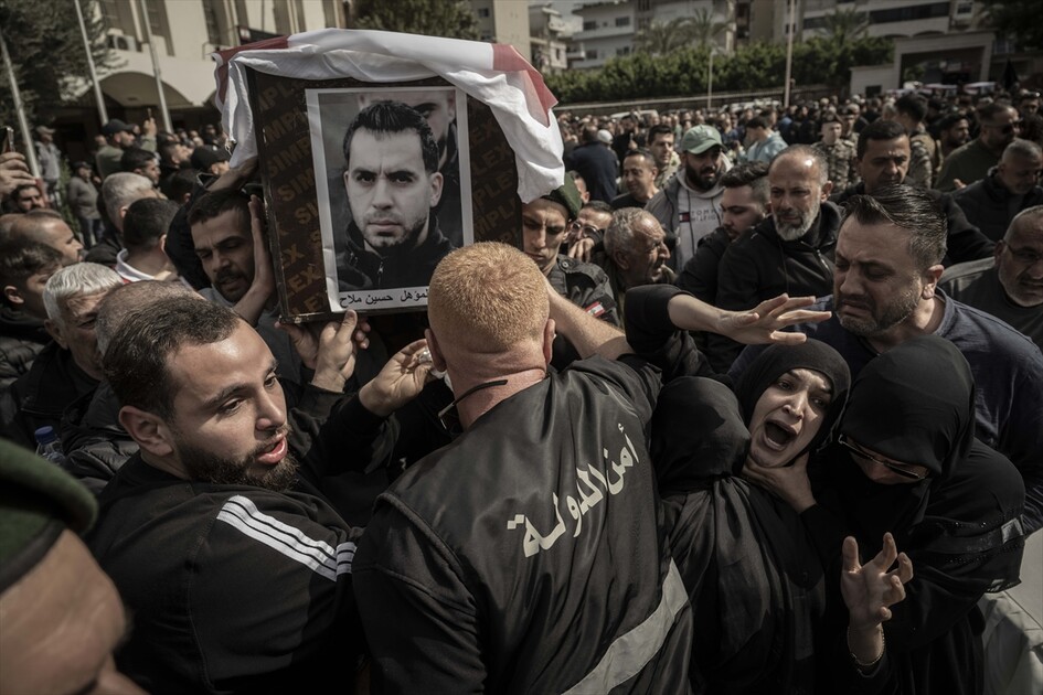 لبنان.. تشييع 13 عنصرًا أمنيًا قُتلوا في غارة إسرائيلية قرب مجمع حكومي ومقر للأمن العام