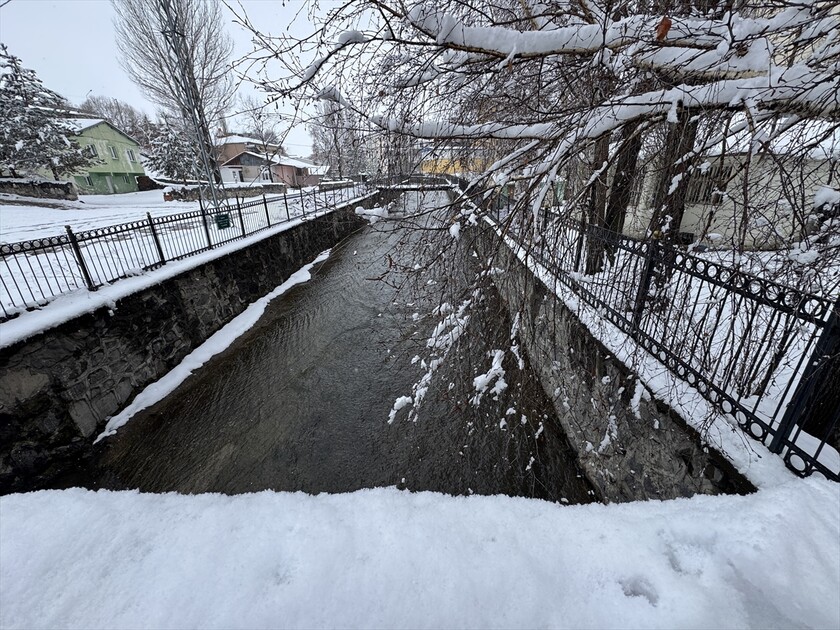 لە ١٦٣ گوند و ئاوایی باکووری ڕۆژهەڵاتی تورکیا بە هۆی بەفرەوە ڕێگەکان داخراون