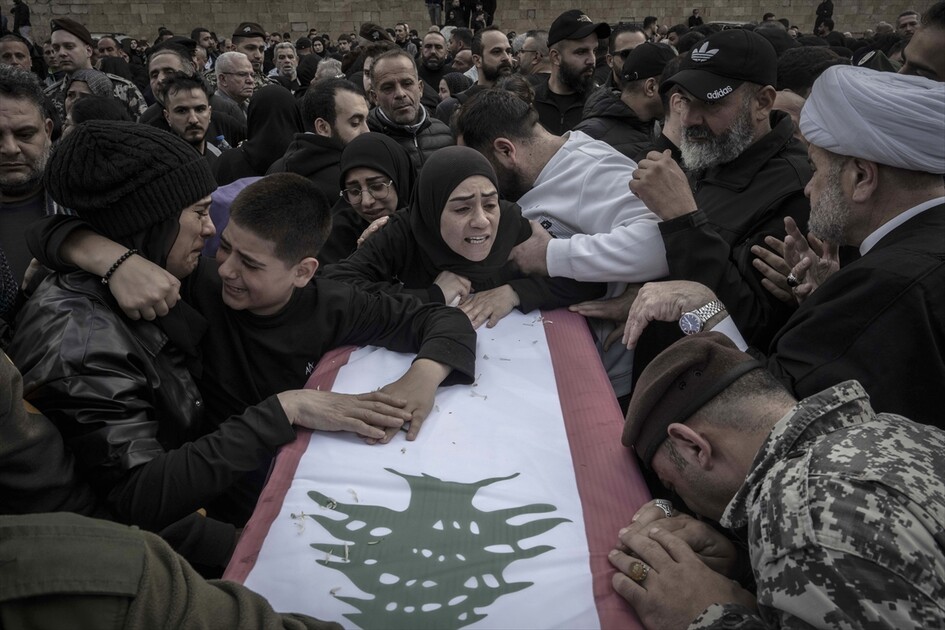 لبنان.. تشييع 13 عنصرًا أمنيًا قُتلوا في غارة إسرائيلية قرب مجمع حكومي ومقر للأمن العام