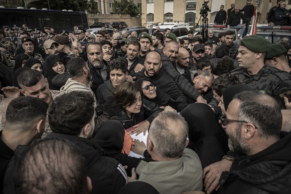 لبنان.. تشييع 13 عنصرًا أمنيًا قُتلوا في غارة إسرائيلية قرب مجمع حكومي ومقر للأمن العام