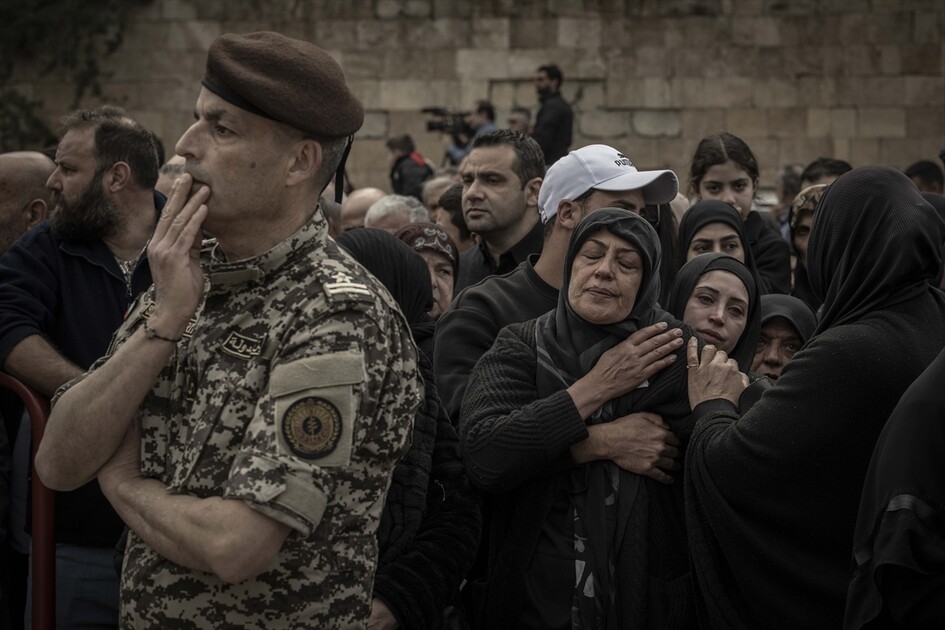 لبنان.. تشييع 13 عنصرًا أمنيًا قُتلوا في غارة إسرائيلية قرب مجمع حكومي ومقر للأمن العام