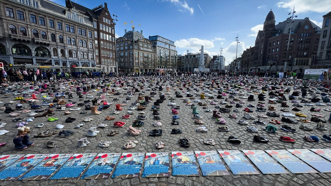 Hollanda’nın başkenti Amsterdam’da, İsrail saldırılarında ölen Filistinli çocuklar ve gazeteciler anıldı