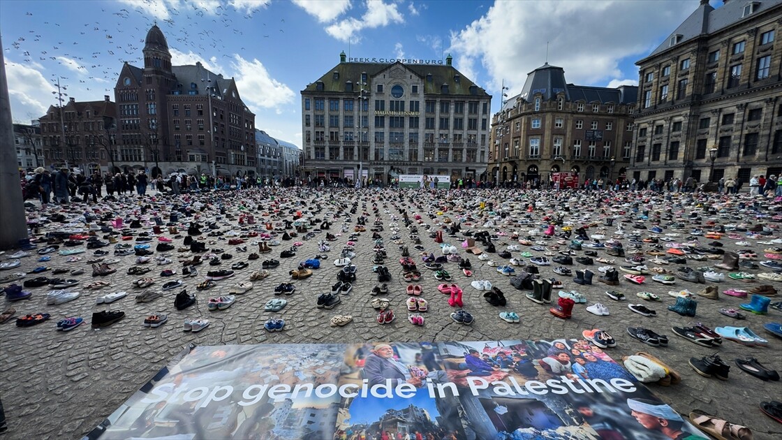 Hollanda’nın başkenti Amsterdam’da, İsrail saldırılarında ölen Filistinli çocuklar ve gazeteciler anıldı