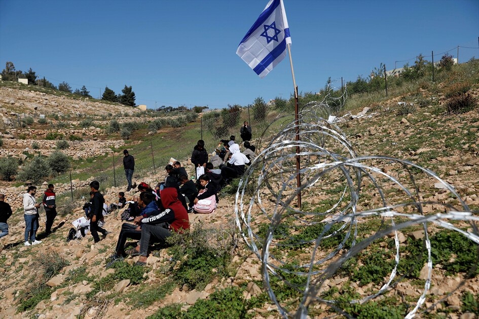 دراسة في الشارع.. مستوطنون يمنعون عودة تلاميذ بالضفة لمدرستهم