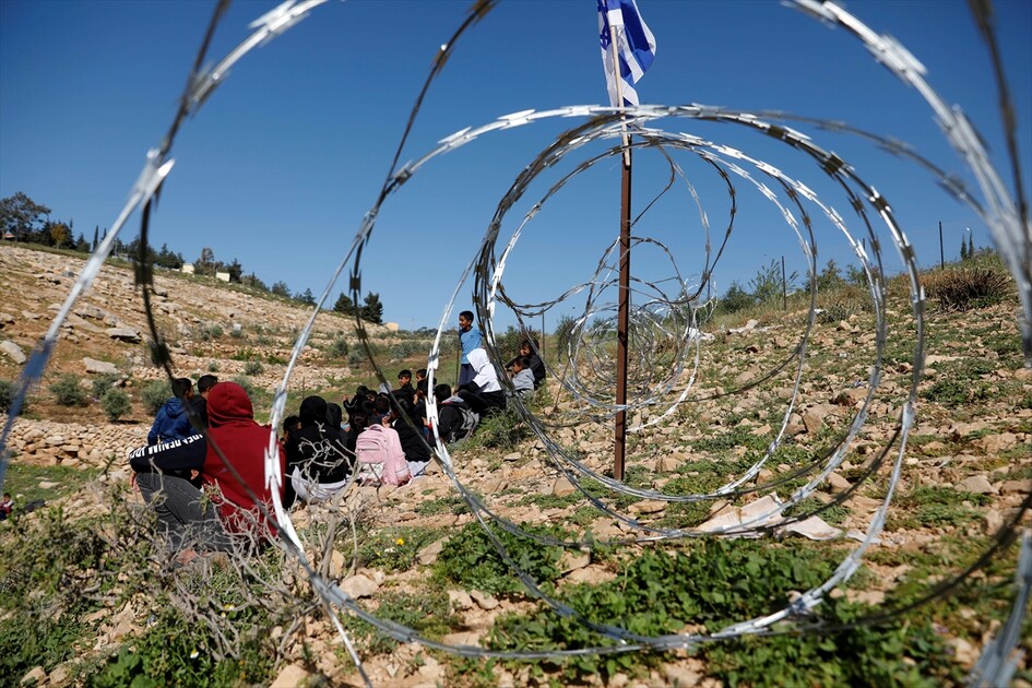 دراسة في الشارع.. مستوطنون يمنعون عودة تلاميذ بالضفة لمدرستهم