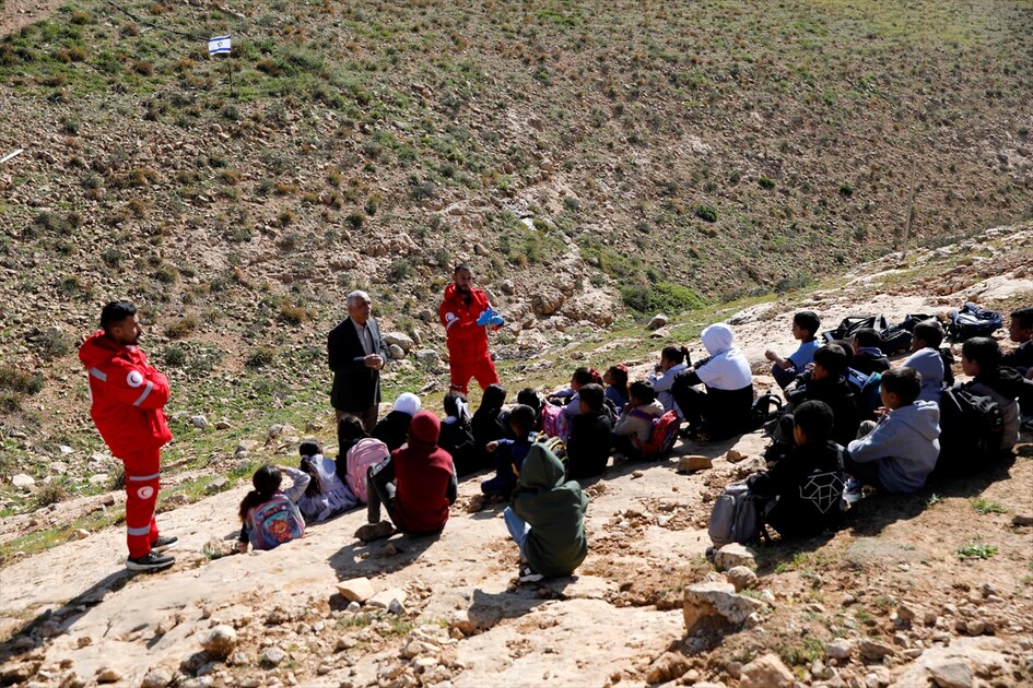 دراسة في الشارع.. مستوطنون يمنعون عودة تلاميذ بالضفة لمدرستهم