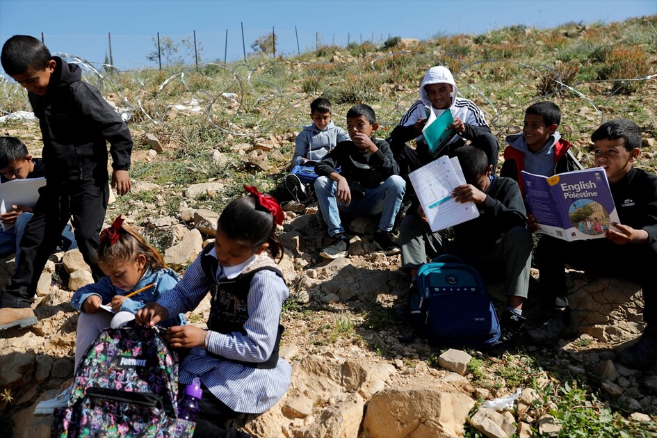 دراسة في الشارع.. مستوطنون يمنعون عودة تلاميذ بالضفة لمدرستهم