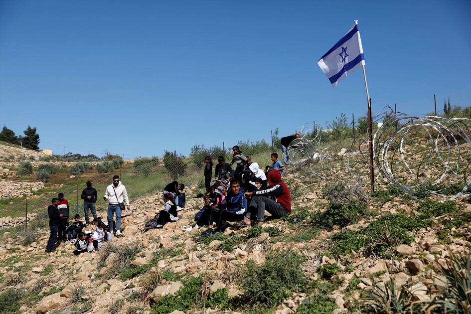 دراسة في الشارع.. مستوطنون يمنعون عودة تلاميذ بالضفة لمدرستهم