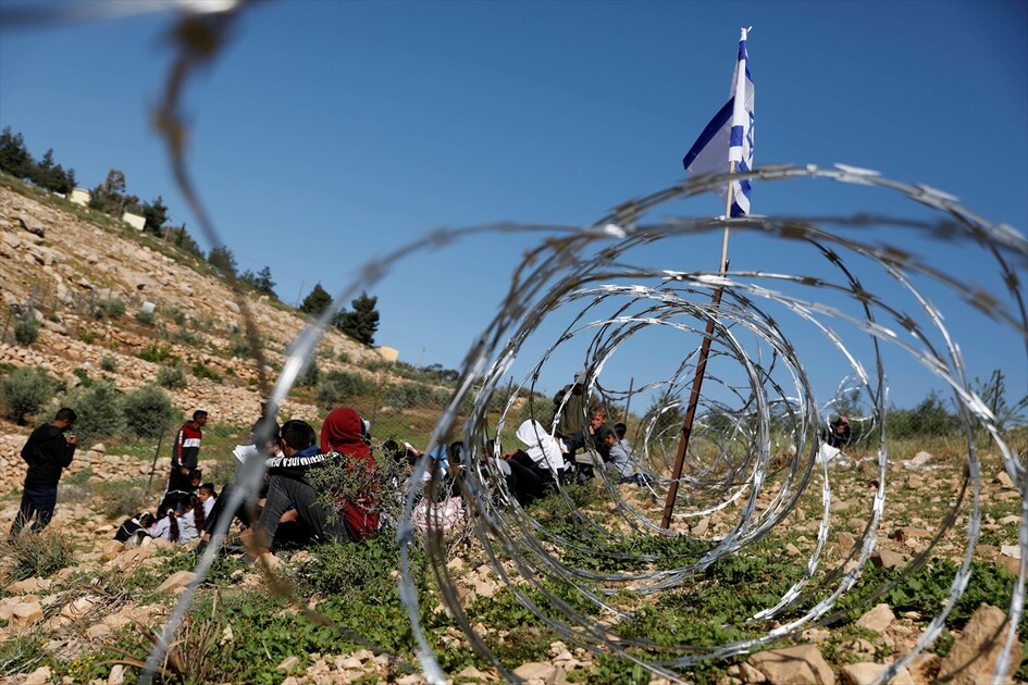 دراسة في الشارع.. مستوطنون يمنعون عودة تلاميذ بالضفة لمدرستهم