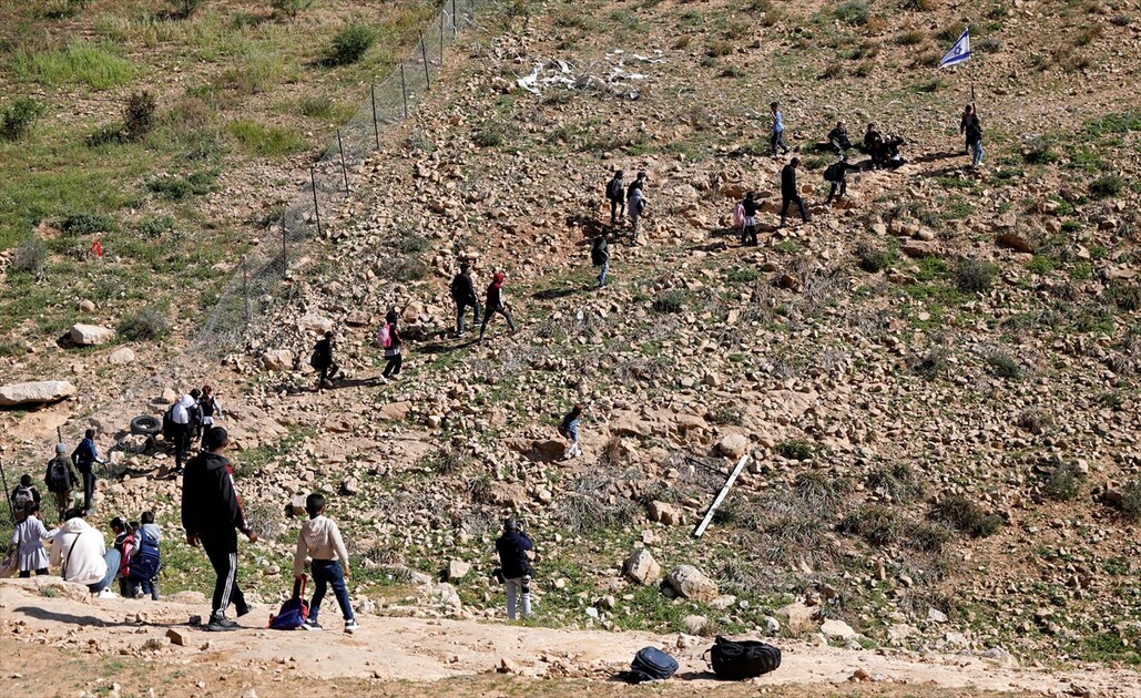 دراسة في الشارع.. مستوطنون يمنعون عودة تلاميذ بالضفة لمدرستهم