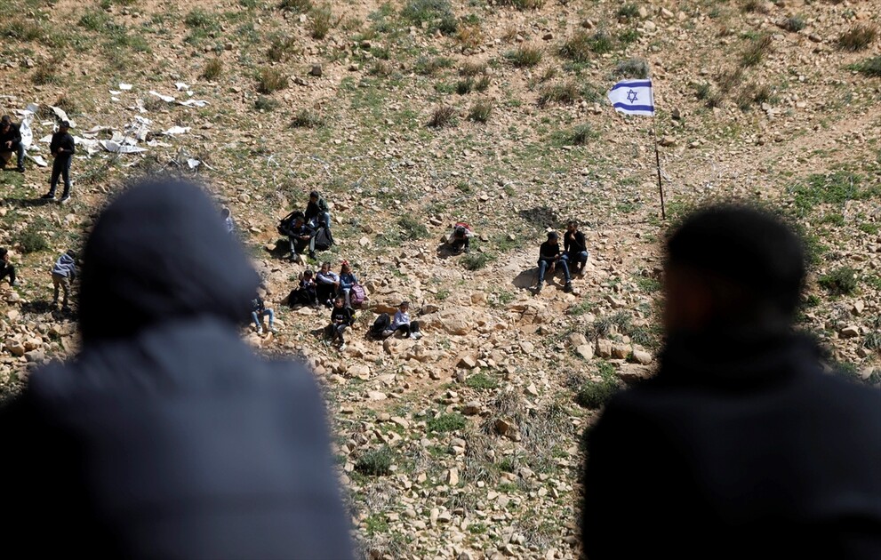 دراسة في الشارع.. مستوطنون يمنعون عودة تلاميذ بالضفة لمدرستهم