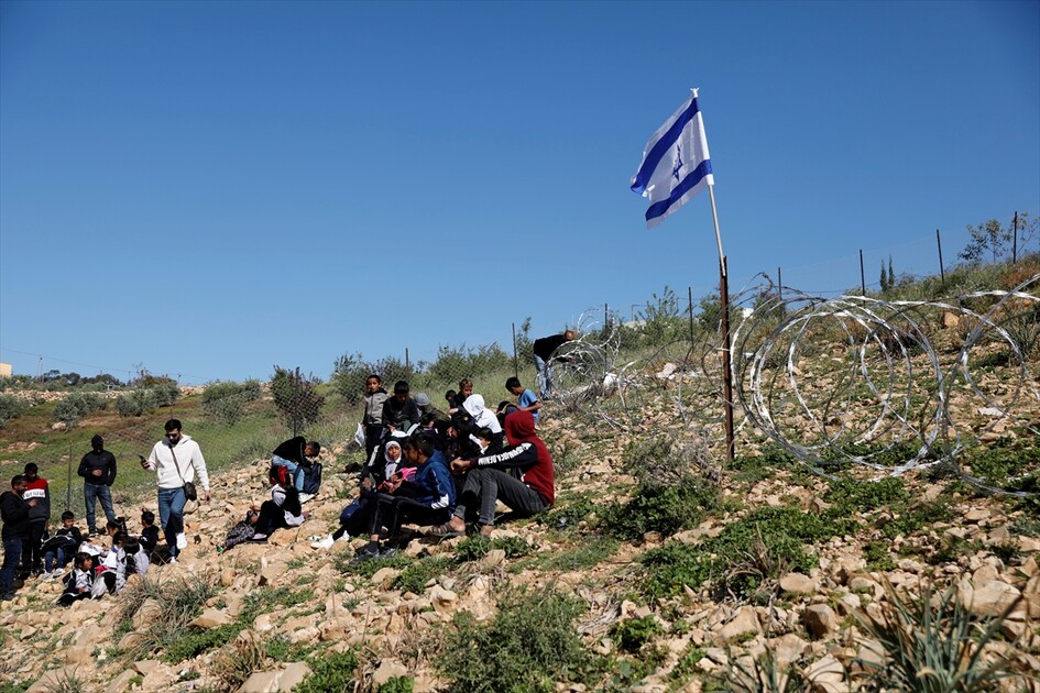 دراسة في الشارع.. مستوطنون يمنعون عودة تلاميذ بالضفة لمدرستهم